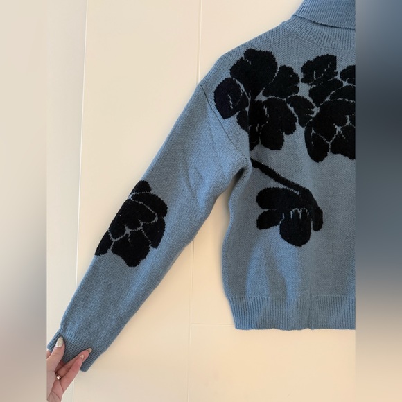 SHEIN Black & Blue Contrast Floral Turtleneck, size small. - Picture 5 of 7